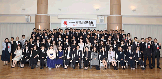 合格祝賀・交流会集合写真（関東）