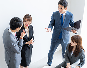 オフィスで笑顔で話