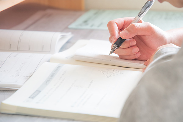 公務員試験の「判断推理」とはどのような問題？解き方や勉強方法を解説