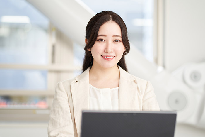談笑している職員