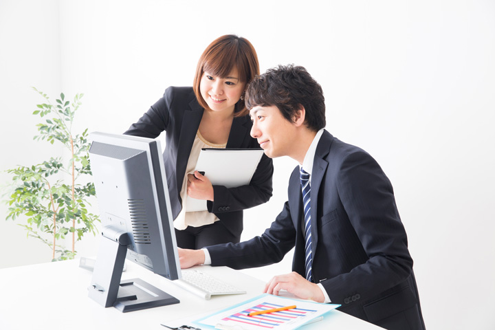 働く男性と女性