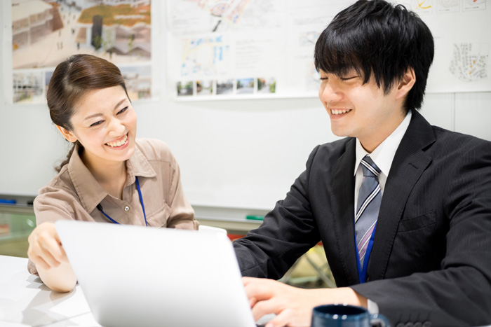 談笑をしている職員