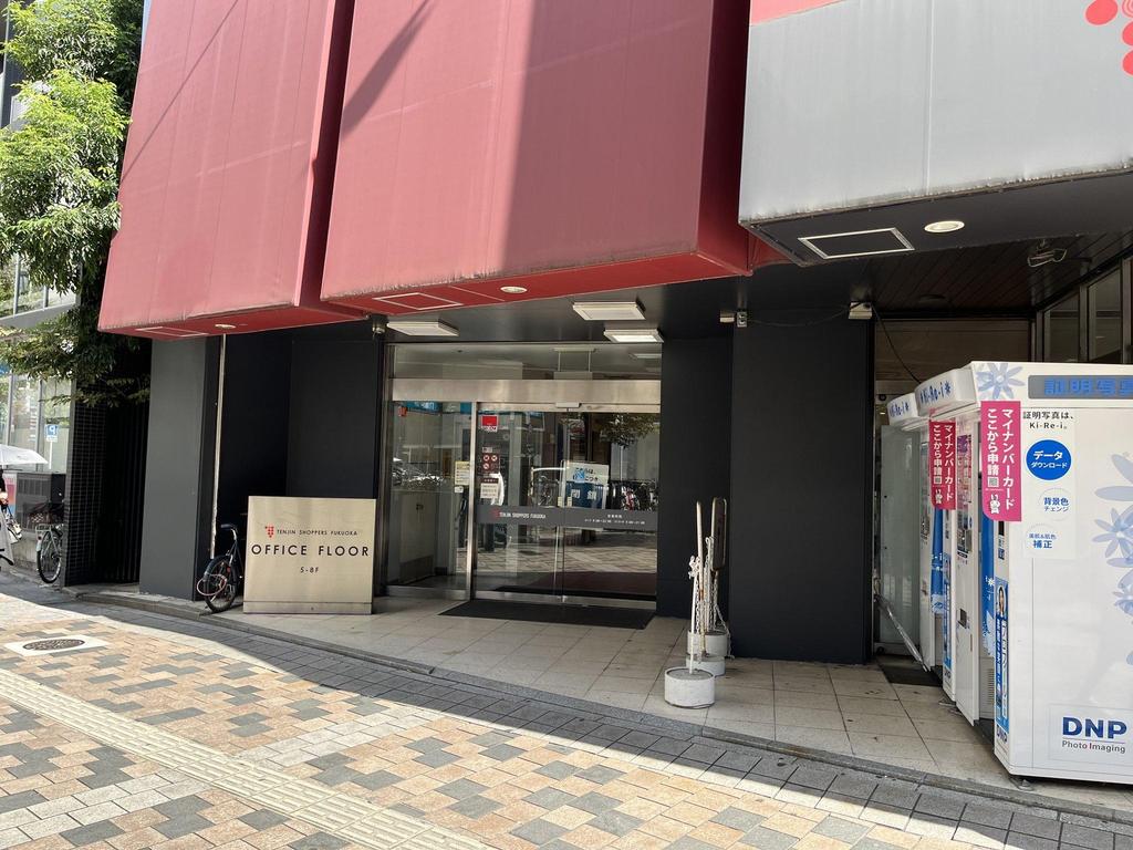 8Kւ̃Gx[^[ɌqAؖʐ^@̓