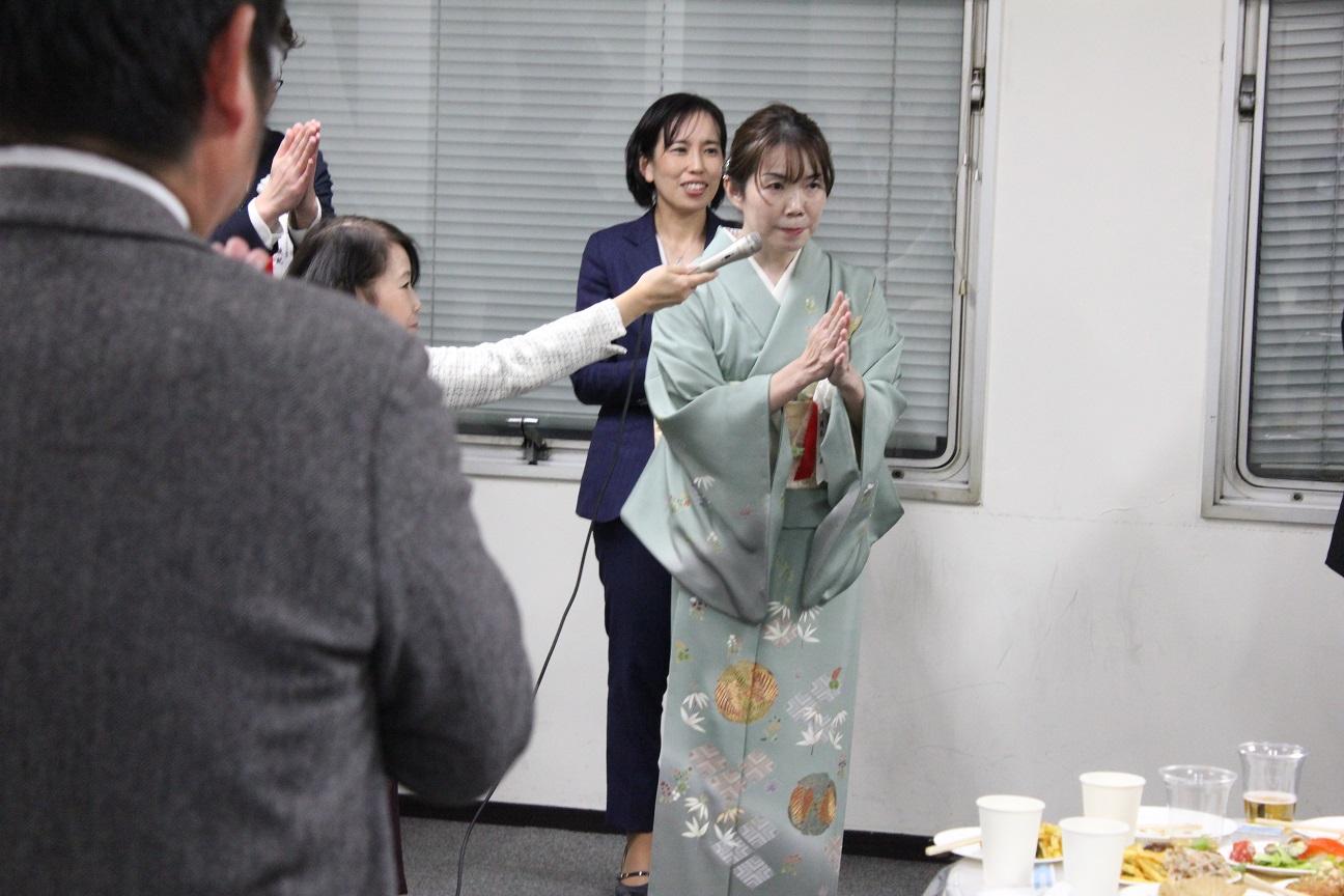 岡本講師_一本締め.jpg