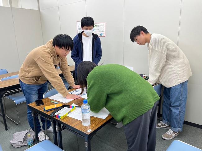 グループ１模造紙書いている様子.jpg