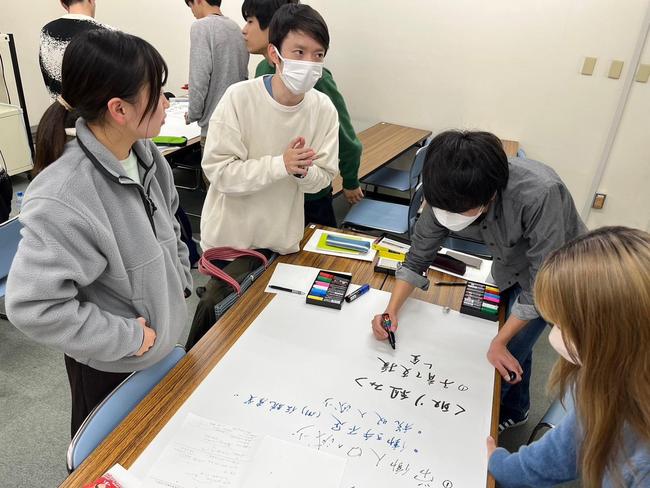 グループ３模造紙書いている様子.jpg