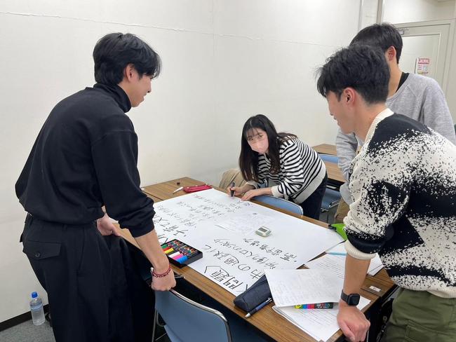 グループ２模造紙書いている様子.jpg