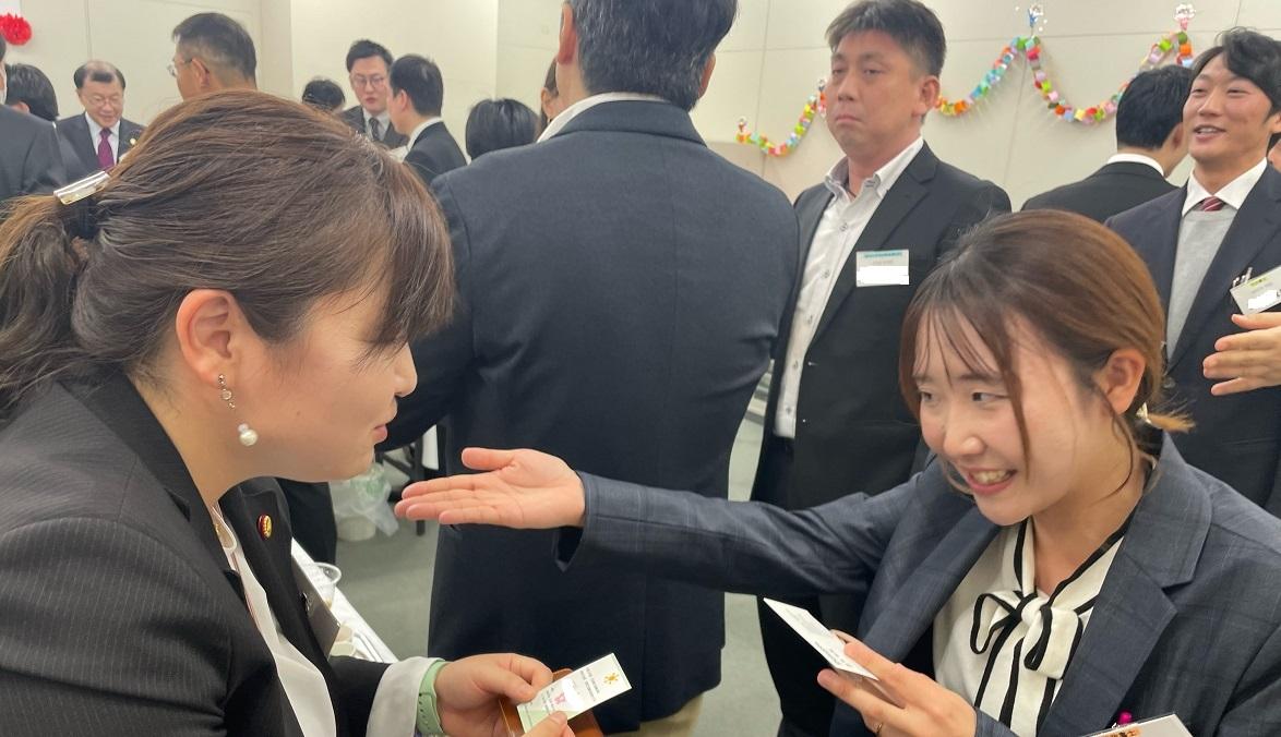 13 若手の名刺交換1.jpeg