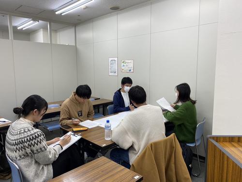グループ１討論の様子.jpg