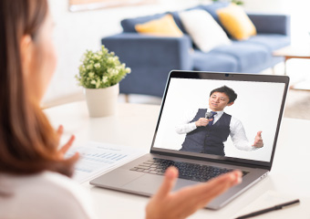 スマホを見る画像1