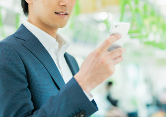 スマホを見る画像2